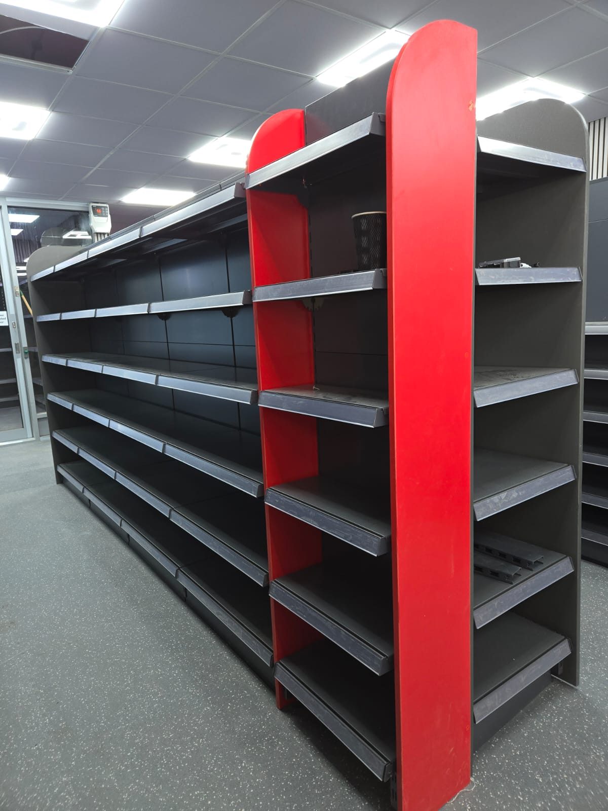 Retail shelving with feature end bays